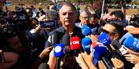 O ex-presidente Jair Bolsonaro em entrevista coletiva logo após ter colocado a tornozeleira eletrônica a mando do ministro do STF Alexandre de Moraes  Foto: Estadão