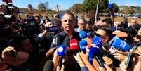 O ex-presidente Jair Bolsonaro dá entrevista coletiva após colocar tornozeleira eletrônica, uma das medidas impostas pelo ministro do STF Alexandre de Moraes  Foto: Estadão
