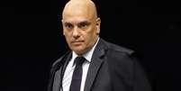 Alexandre de Moraes de toga, observando algo   Foto: ROSINEI COUTINHO/STF / BBC News Brasil