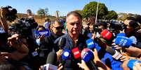 Jair Bolsonaro conversa com a imprensa após ser alvo de operação da PF  Foto: Wilton Júnior / Estadão