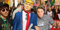 Manifestantes protestam contra falas de Trump na rua 25 de março, em São Paulo  Foto: EDI SOUSA/ATO PRESS / Estadão