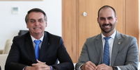 Jair Bolsonaro, enquanto ainda era presidente, acompanhado do filho, Eduardo  Foto: Marcos Correa/PR