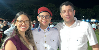 Lucca Fontes Aragão ao lados dos pais, depois de ingressar no Colégio Militar de Fortaleza  Foto: Arquivo Pessoal