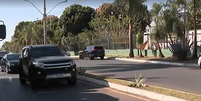 Parte do comboio que levava o ex-presidente Jair Bolsonaro (PL) de sua residência, em Brasília, para colocar a tornozeleira eletrônica  Foto: Reprodução/GloboNews