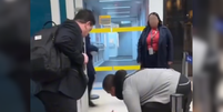 Homem provoca tumulto ao 'protestar' em portão de embarque do Aeroporto Internacional de SP  Foto: Reprodução/Redes Sociais