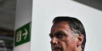 Bolsonaro precisou interromper entrevista coletiva para cumprir determinação de não sair de casa depois das 19h  Foto: EPA / BBC News Brasil