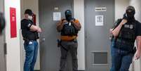 Agentes federais encapuzados em operação contra a imigração ilegal, em 20/6/25, em New York.  Foto: Getty Images via AFP - SPENCER PLATT / RFI