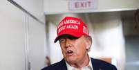O presidente dos Estados Unidos, Donald Trump, fala com jornalistas a bordo do Air Force One a caminho de Nova Jersey, em 4 de julho de 2025.  Foto: © Nathan Howard / Reuters / RFI