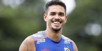Foto: Lucas Veríssimo em treino do Santos ( Pedro Ernesto Guerra Azevedo/Santos FC) / Gávea News