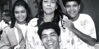 Foto de Preta com a mãe e os irmãos, disponível na biografia da cantora  Foto: Reprodução