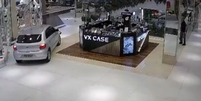 Carro invade shopping em Goi&acirc;nia e assusta clientes  Foto: Reprodu&ccedil;&atilde;o