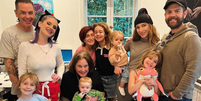 Ozzy Osbourne com a esposa, três dos filhos e os netos Foto: Reprodução/Instagram/@kellyosbourne