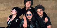 Ozzy entre Kelly, Sharon e Jack: uma família comum por trás da imagem de popstars  Foto: Divulgação/MTV