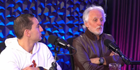 Otávio Mesquita (à esquerda) ao lado de seu filho, Luiz, durante participação no podcast Papagaio Falante Foto: Reprodução | YouTube
