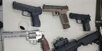 Réplicas de armas de fogo foram apreendidas em comunidade de Salvador  Foto: Divulgação/37ª CIPM