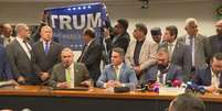 Bolsonaristas protestam com bandeira de Trump na Câmara  Foto: Reprodução/TV Globo