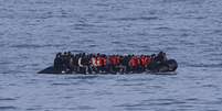Migrantes navegam a bordo de um barco de contrabandistas em uma tentativa de atravessar o Canal da Mancha na praia de Neufchatel-Hardelot, norte da Fran&ccedil;a, em 18 de junho de 2025.  Foto: AFP - SAMEER AL-DOUMY / RFI