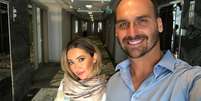 Eduardo Bolsonaro junto da esposa  Foto: Reprodução/Instagram/Eduardo Bolsonaro