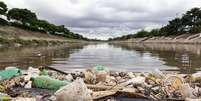 Apesar dos investimentos em despoluição, os rios Tietê e Pinheiros continuam com classificações de ruim e péssimo, respectivamente, em 2025. Foto que mostra lixos sólidos no Tietê foi tirada em março deste ano.  Foto: Daniel Teixeira/Estadão / Estadão