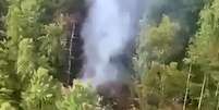 Fumaça em local de acidente aéreo nos arredores de Tynda, na Rússia  Foto: ANSA / Ansa - Brasil