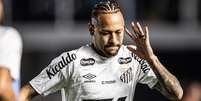 Neymar Jr durante aquecimento antes de confronto contra o Inter, pelo Brasileirão; camisa 10 se manifestou sobre discussão com torcedor após o apito final  Foto: Raul Baretta/ Santos FC.