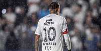 Neymar discutiu com torcedor durante o jogo contra o Internacional –  Foto: Raul Baretta/ Santos FC / Jogada10