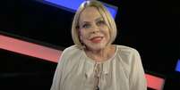 Claudete Troiano no cenário de seu podcast: "Estou sentindo falta da correria diária na TV, do contato com os amigos."  Foto: Reprodução/YouTube