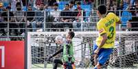 Jogador brasileiro bate pênalti na edição de 2024 da Homeless World Cup. Goleiro joga em pé e agachado, dependendo da situação.  Foto: Divulgação