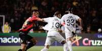  Foto: Paulo Paiva /Sport Recife - Legenda: Sport ficou à frente do placar, mas Santos reagiu e deixou tudo igual na Ilha do Retiro / Jogada10
