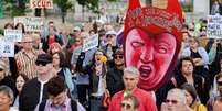 Manifestantes reúnem-se em Aberdeen, na Escócia, contra a visita de Donald Trump ao país. (26/07/2025)  Foto: REUTERS - Russell Cheyne / RFI