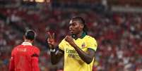 Divulgação/AC Milan - Legenda: Rafael Leão presta homenagem a Diogo Jota ao marcar o gol do Milan no amistoso com o Liverpool  Foto: Jogada10