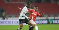  Foto: Ricardo Duarte / Internacional - Legenda: Jogadores de Inter e Vasco em disputa de bola no Beira-Rio / Jogada10