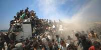 Palestinos em Gaza tentam alcançar comida que chegou ao território neste dia 27 de julho  Foto: EPA / BBC News Brasil
