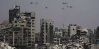 Ajuda humanitária é lançada de avião aos palestinos sobre a cidade de Gaza, na Faixa de Gaza, segunda-feira, 28 de julho de 2025.  Foto: AP - Jehad Alshrafi / RFI