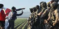Manifestantes t&ecirc;m enfrentado agentes federais durante opera&ccedil;&otilde;es de imigra&ccedil;&atilde;o em fazendas na Calif&oacute;rnia  Foto: Getty Images / BBC News Brasil