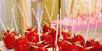 O bombom é inspirado na tradicional maçã do amor. Confeiteiros dizem que o doce já existia, mas ganhou força por causa da repercussão na internet  Foto: Greudin wikimedia commons / Flipar