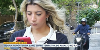 Repórter Clara Nery sofreu tentativa de furto de motociclista no Rio  Foto: Reprodução/Band