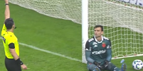 Árbitro explica expulsão de Léo Jardim após 'cera' e revela ofensas de dirigentes de Vasco e Inter  Foto: Reprodução/TV Globo