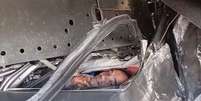 As cinco pessoas que estavam no veículo de passeio ficaram presos nas ferragens  Foto: Reprodução/TV Globo