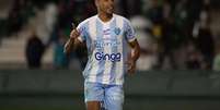 Maurício Garcez (Paysandu) celebrando seu gol contra o Coritiba, no dia 19.07.2025 Foto: Associated Press / Alamy