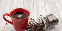 O café sem açúcar pode ser aliado do emagrecimento  Foto: Freepik