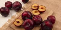 Ameixas in natura têm menos calorias que as secas  Foto: Freepik