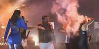 Fogo atinge cabelo de backing vocal durante show em Salgueiro   Foto: Reprodu&ccedil;&atilde;o/TV Pernambuco