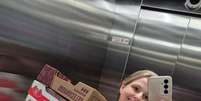 Renata Lopes compra morangos selecionados de um fornecer no Mercado Municipal de São Paulo. Qualidade começa na fruta. Foto: Arquivo pessoal