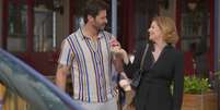 Durante um almoço em um bistrô de alto padrão, Odete conduz Walter até a área externa do restaurante e o deixa atônito ao lhe entregar um carro de luxo  Foto: Reprodução/TV Globo