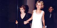 Winona Ryder e Gwyneth Paltrow aparecem de mãos dadas durante o Globo de Ouro de 1998, em Los Angeles  Foto: Jeff Kravitz / GettyImages