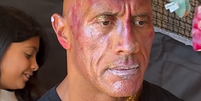 O ator Dwayne Johnson, conhecido como The Rock, em v&iacute;deo viral com as filhas  Foto: Reprodu&ccedil;&atilde;o/Instagram/@therock