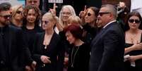 Viúva de Ozzy Osbourne é amparada pelos filhos durante funeral do músico  Foto: Reuters