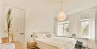 Um quarto bonito, iluminado e que remete ao conforto pode favorecer a qualidade da sua relação amorosa, de acordo com o Feng Shui Foto: FreePik / Revista Malu