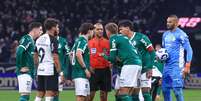 Jogadores do Palmeiras reclamaram da arbitragem na partida contra o Corinthians Foto: MARCELLO ZAMBRANA/AGIF - AGÊNCIA DE FOTOGRAFIA/ESTADÃO CONTEÚDO